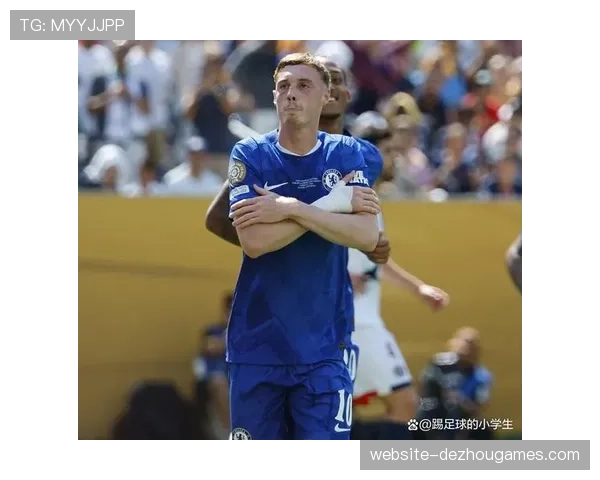 特写:帕尔默戴帽后平静指向看台,将进球献给生病的亲友